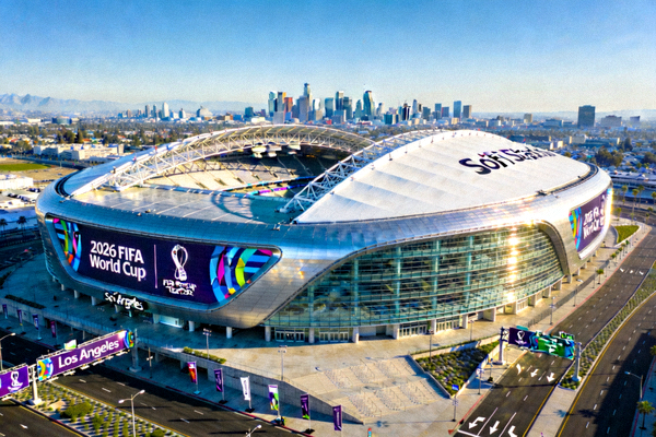 2026世界杯主办城市洛杉矶的SoFi体育场外观，现代流线型设计，将举办包括决赛在内的多场淘汰赛